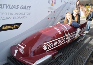 Meitenes bobsleja kamanās
