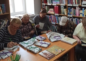 Bibliotēkas apmeklētāji piedalās viktorīnā