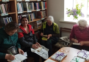 Bibliotēkas apmeklētāji piedalās viktorīnā