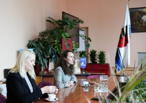 Divas personas pie galda pašvaldības telpās