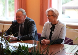 Divas personas pie galda pašvaldības telpās