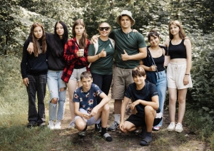 Jauniešu grupa mežā