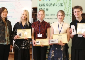 Skolēni ar diplomiem