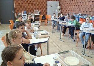 Skolēni darbojas 
