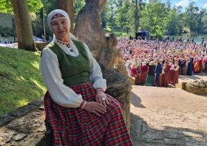 Diriģente uz dziedātāju fona