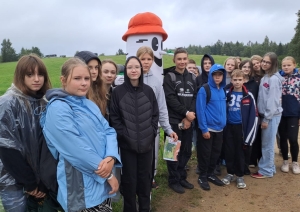 Skolēnu grupa kopā ar Mr. Bērziņu
