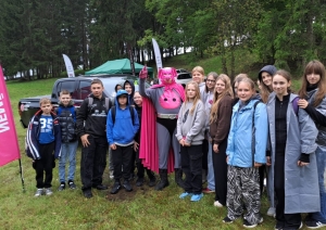 Skolēnu grupa kopā ar Cūkmenu