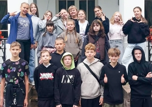 Skolēnu grupa pie ēkas