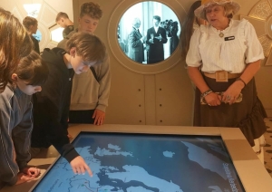 Skolēni pēta interaktīvu karti