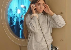 Skolniece klausās audio ierakstu