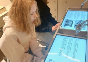 Skolēni pēta muzeja ekspozīciju