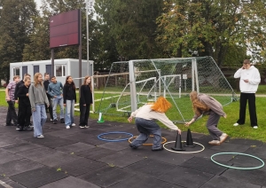 Jaunieši piedalās sportiskā aktivitātē skolas āra laukumā