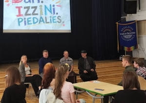 Jaunieši piedalās diskusijā ar viesiem skolas zālē