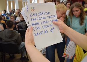 Jaunieši tur rokās rakstītus vēstījumus