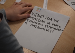 Ar roku rakstīts vēstījums par vienotību