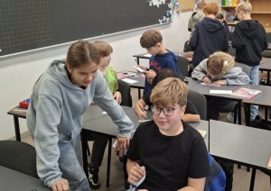Skolēni klasē piedalās kopīgā mācību aktivitātē