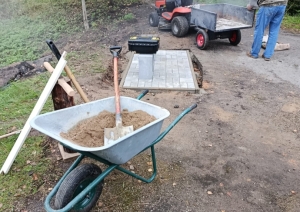 Bruģētas atpūtas vietas ierīkošana ar ķerru, darbarīkiem un dārza tehniku