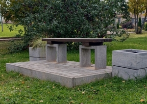 Āra soliņš ar galdu, kas ierīkots bruģētā atpūtas vietā pie ābeles