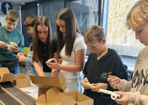 Skolēni veido un testē modeļu automašīnas uz dažādiem ceļa segumiem