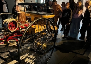 Skolēni klausās gides stāstījumu