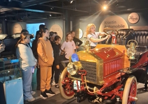 Skolēnu grupa iepazīstas ar seno automobili