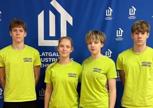 Krāslavas ģimnāzijas komanda pie Latgales Industriālā tehnikuma logo