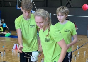 Skolēni piedalās sportiskā stafetē ar maisiem