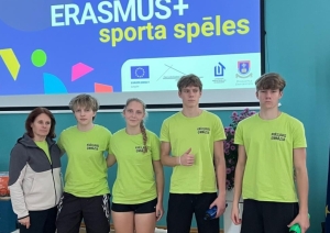 Skolēni Erasmus+ sporta spēļu pasākumā kopā ar skolotāju