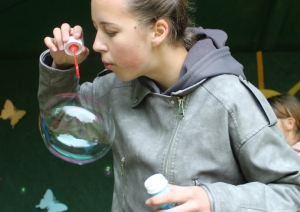 Meitene pūš ziepju burbuli