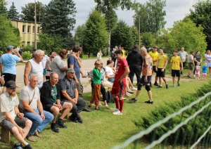 Skatītāji un sportisti pulcējas pie volejbola laukuma