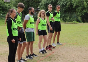 Volejbola komanda zaļās sporta vestēs