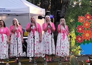 Sieviešu vokālā grupa uzstājas brīvdabas estrādē