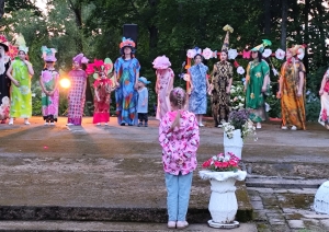 Krāšņi tērpti dalībnieki piedalās modes skatē