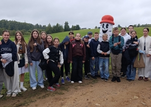 Skolēnu kopbilde kopā ar Mr. Bērziņu