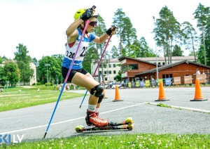 Rollerslēpotāja sacensību trasē