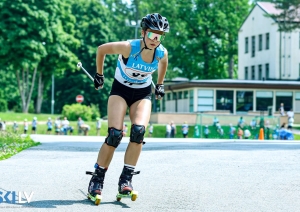 Rollerslēpotāja sacensību trasē