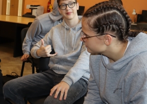 Jaunieši piedalās erudīcijas spēlē skolas zālē