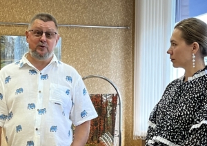 Vīrietis un sieviete izstādes telpā