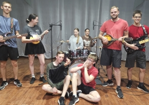 Jauniešu muzikālā grupa uz skatuves