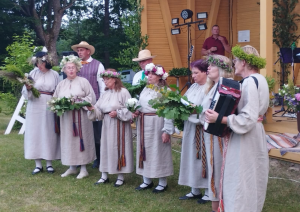 Dziedātāju grupa ar ziedu vainagiem