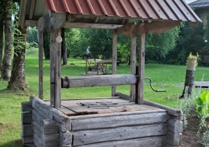 Koka aka ar sarkanu metāla jumtu