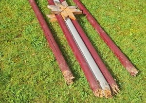 Uz zāles novietoti dārza konstrukcijas elementi
