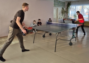 Jaunieši spēlē galda tenisu