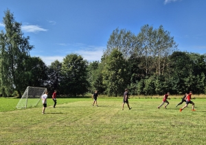 Jaunieši spēlē futbolu