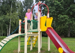 Bērni rotaļājas krāsainā rotaļu laukumā