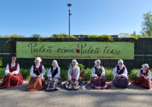 Folkloras kopas dalībnieces piedalās bērnu un jauniešu folkloras svētkos