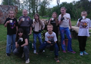 Bērni pēc dārza darbiem kopīgā foto