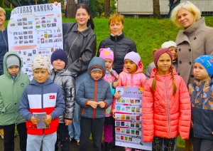Bērni un pieaugušie piedalās lasīšanas veicināšanas pasākumā