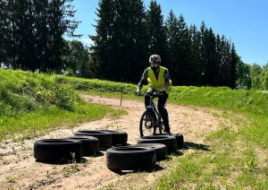 Velosipēdists šķēršļu trasē