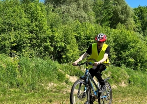 Velosipēdists šķēršļu trasē